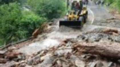 Viitură puternică pe Transfăgărășan. Copaci şi bucăți de stânci au acoperit drumul. Drumarii au intervenit cu utilaje
