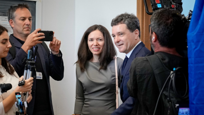 Ce ţinută a purtat la vot Mirabela Grădinaru, partenera lui Nicuşor Dan