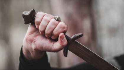 Bărbat din Sibiu, tăiat pe față cu o sabie. Agresorul s-a urcat la volanul mașinii și a fugit, Poliția îl caută