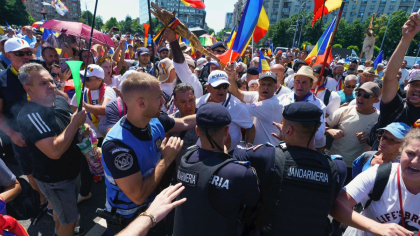 Protest violent în Piața Victoriei. Susținătorii lui Călin Georgescu, îmbrânceli cu jandarmii: ”Nicușor, nu uita, România nu-i a ta!”