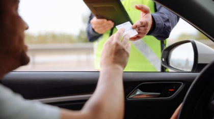 Cei care nu-și plătesc amenzile în 90 de zile vor avea permisul suspendat. Cseke Attila: „Nu se restituie până nu se plătește datoria”