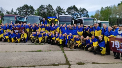 Ucraina i-a adus acasă pe „apărătorii de la Mariupol”, după un schimb cu sute de prizonieri cu Rusia