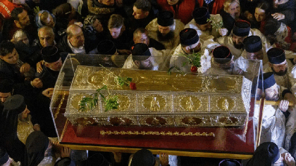 Aproape 70.000 de pelerini au trecut deja pe la racla cu moaştele Sfintei Cuvioase Parascheva