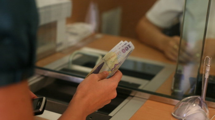 S-au temut şi au plecat cu banii afară? Prima scădere din ultimul deceniu a numărului românilor bogaţi, cu depozite de peste 100.000 de euro la bănci