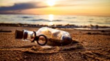 Ce s-a ales de un cuplu care a aruncat o scrisoare într-o sticlă, în apele Atlanticului, 13 ani mai târziu