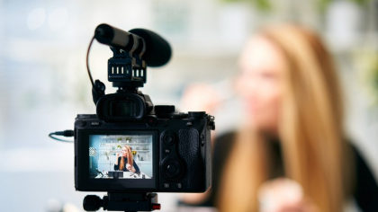 O tânără se filmează de trei ani de zile non-stop: „Dacă m-aș opri acum, ar fi ca o sinucidere profesională”. Ține camera pornită inclusiv în timp ce doarme. Cât câștigă?