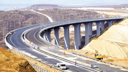 „Repolonizare economică“: Polonia a interzis participarea companiilor din afara UE la licitaţii în două proiecte mari de infrastructură, dar nu a profitat de oportunitatea de a aduce în mâini locale a treia bancă în funcţie de mărime a ţării, ajunsă acum la austrieci