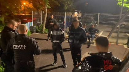 Polițiștii din București i-au obligat pe tineri să măture în parcuri după ce au făcut covoare de mucuri de țigară și coji de semințe: „Nu acceptăm așa ceva”