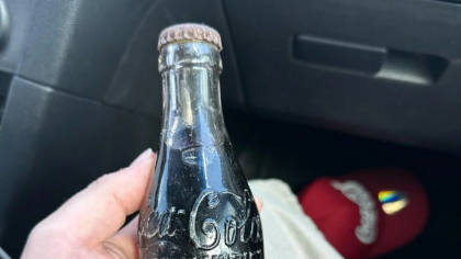 O sticlă rară de Coca-Cola, posibil de la mijlocul anilor 1800, descoperită de un colecționar, într-un anticariat 