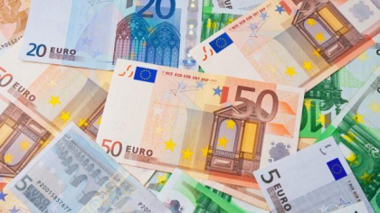 Bulgaria face ultimele pregătiri pentru trecerea la moneda europeană: din vară, prețurile vor fi afișate și în leva și în euro