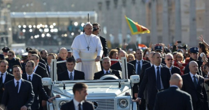 Un fost papamobil devine clinică mobilă pentru copiii din Gaza, la dorința Papei Francisc