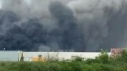 Incendiu violent la un depozit de pe A1, lângă București. Pompierii se luptă de aproape o zi cu flăcările uriașe