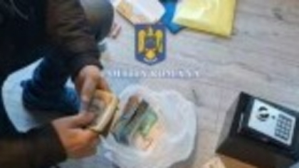 Un curier din Prahova este suspectat că a furat bunuri în valoare de mii de euro din coletele clienților. VIDEO