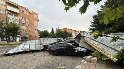 Acoperișuri luate pe sus în Olt, patru mașini avariate. O vijelie de cod portocaliu a venit după o zi caniculară