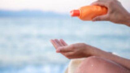 Te poți bronza cu SPF? Trucuri pentru un bronz mai sănătos și estetic