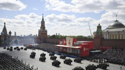 Un actor american și un celebru regizor de film au participat la parada militară de Ziua Victoriei de la Moscova