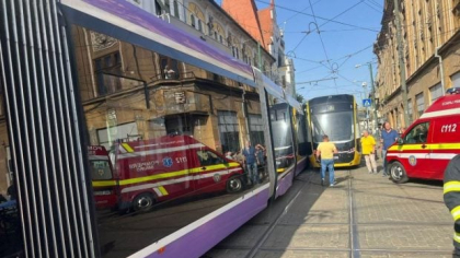 Două tramvaie s-au ciocnit la Timișoara și trei persoane au fost rănite. Traficul în Piața Traian a fost afectat