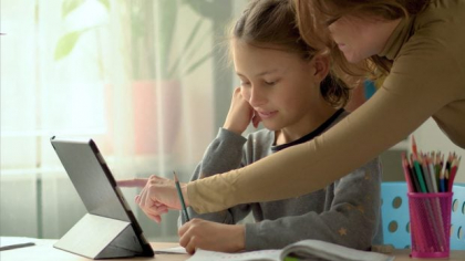 Două familii din România și-au retras copiii din învățământul de stat și i-au înscris la o școală creștină din SUA în sistem homeschooling. Părinții, trimiși în judecată