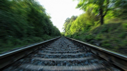 Tragedie pe calea ferată, în județul Bacău. O adolescentă de 15 ani și-a pierdut viața după ce a fost lovită de tren