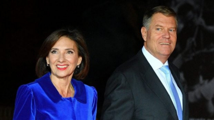 Cum și-a făcut Carmen Iohannis apariția la secția de votare din Sibiu. L-a ținut de mână pe Klaus Iohannis