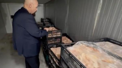 Piedone a închis o fabrică de lângă București care furniza carne la shaormerii: „Bună cu de toate. O acoperă în stalagmitele astea”