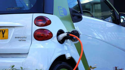 Momentul în care o mașină electrică a izbucnit în flăcări pe aleea unei case. Vehiculul fusese lăsat la încărcat peste noapte