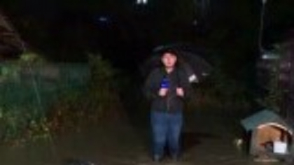 Străzile s-au umplut cu apă în zonele de la periferia Bucureștiului, în plin Cod Roșu. Capacele canalelor pluteau