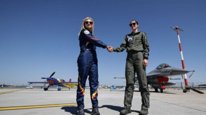 Două femei, același cer la BIAS 2025: Bianca Botaș, pilot F-16, și Andreea Bănesaru, pilot de acrobație, reprezintă România la show-ul aviatic
