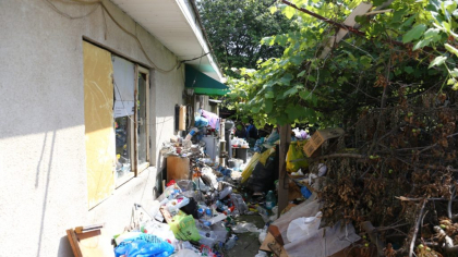 Amendă de până la 45.000 lei pentru românii care stau la curte dacă fac acest gest. Legea prevede și confiscarea unor bunuri