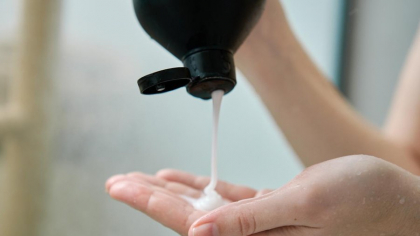 Ce să pui în șampon atunci când te speli pe cap, ca să-ți crească părul mai repede? Secretul pe care nimeni nu ți-l spune