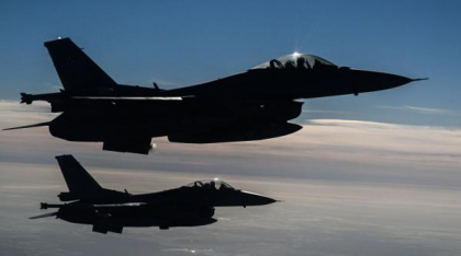 Momentul în care un avion F-16 se prăbuşeşte, în Polonia, în timpul pregătirilor unui spectacol aerian. Pilotul a murit