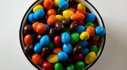 „Întreaga industrie ar trebui să plătească”. Care este costul ascuns al alimentelor ultraprocesate asupra mediului