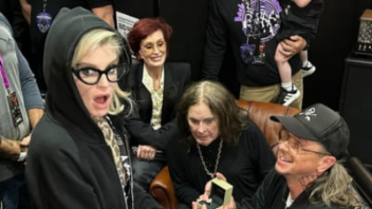 Kelly Osbourne, cerută în căsătorie într-un mod spectaculos, la concertul tatălui ei VIDEO