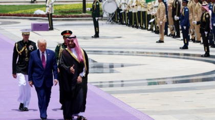 Trump, primit cu onoruri regale în Arabia Saudită: A luat prânzul cu Mohammed bin Salman, dar a refuzat să guste cafeaua tradițională