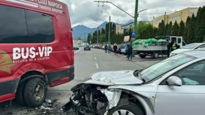 Accident grav în Brașov între un microbuz și un autoturism: 10 copii și 3 adulți, transportați la spital