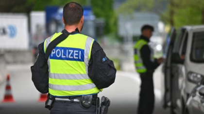 Un polițist a provocat un accident și i-a cerut 200 de euro șoferului care l-a lovit. Ce a pățit după ce a primit banii, în Austria