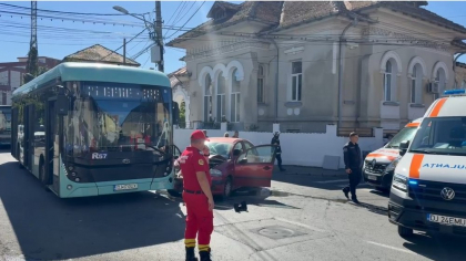 Accident cu trei victime, una încarcerată, în Craiova. Un șofer de 80 de ani a intrat cu mașina într-un autobuz