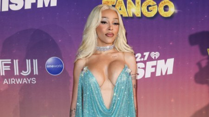 Doja Cat, cu silicoanele pe afară! Artista a purtat o rochie super decoltată