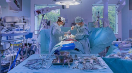 Doctorul care a întreținut relații intime cu o asistentă în mijlocul operației, în timp ce pacientul era sedat, se întoarce în spital