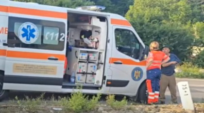 O fată de 17 ani a fost lovită mortal de tren. Asculta muzică în căști și nu a fost atentă când a traversat calea ferată