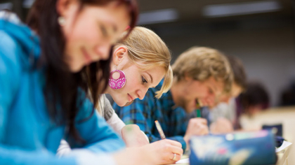 Imagine de ansamblu asupra învăţământului superior din România: mai puţine universităţi, dar mai mulţi studenţi şi angajaţi. Numărul universităţilor din România a scăzut cu 14 unităţi în ultimii nouă ani universitari, dar numărul total al studenţilor de licenţă a crescut uşor din 2020 încoace