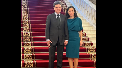Cât a costat rochia pe care a purtat-o Mirabela Grădinaru, partenera lui Nicușor Dan, la dezbaterea electorală. Brandul este al unei vedete din România (FOTO)