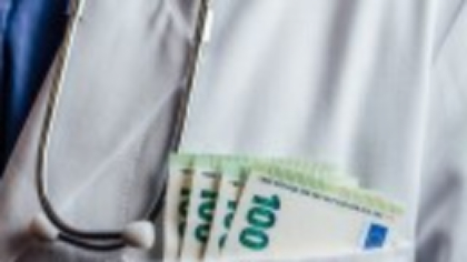 Şeful secţiei de neurochirurgie a Spitalului "Carol Davila" este urmărit penal pentru luare de mită. Câți bani primea