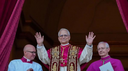 Trei indicii care arată cum va fi Papa Leon. De ce s-a îmbrăcat în roșu, ce înseamnă numele ales și de ce a vorbit doar în italiană