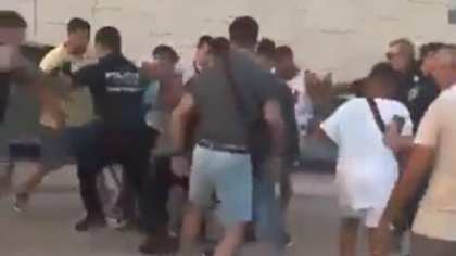 Migranții, vânați cu bâte în Spania. Violențele continuă pentru cea de-a doua noapte, după ce un bătrân a fost bătut VIDEO