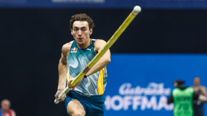 Armand Duplantis doboară pentru a 12-a oară recordul mondial la săritura cu prăjina
