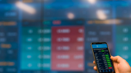Broker: Tranzacţiile mari din ultimele zile au avut cumpărători în special instituţionali. Acţiunile Băncii Transilvania, deşi la maxim istoric, sunt mai ieftine cu 15-20% faţă de alte bănci din Europa Centrală şi de Est