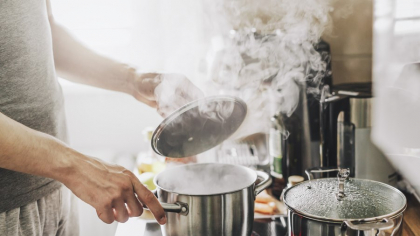 Cum să faci saramura de pui să nu mai pice greu la stomac? Ingredientul secret care „taie” aciditatea provocată de usturoi