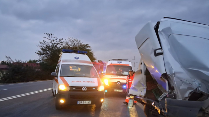 Patru răniți după un accident dintre o autoutilitară şi un microbuz, în Giurgiu