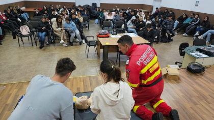 Liceele din Slatina, dotate cu defibrilatoare. „Spune ce să faci, când să faci, cum să faci. Important este să aveți curaj”